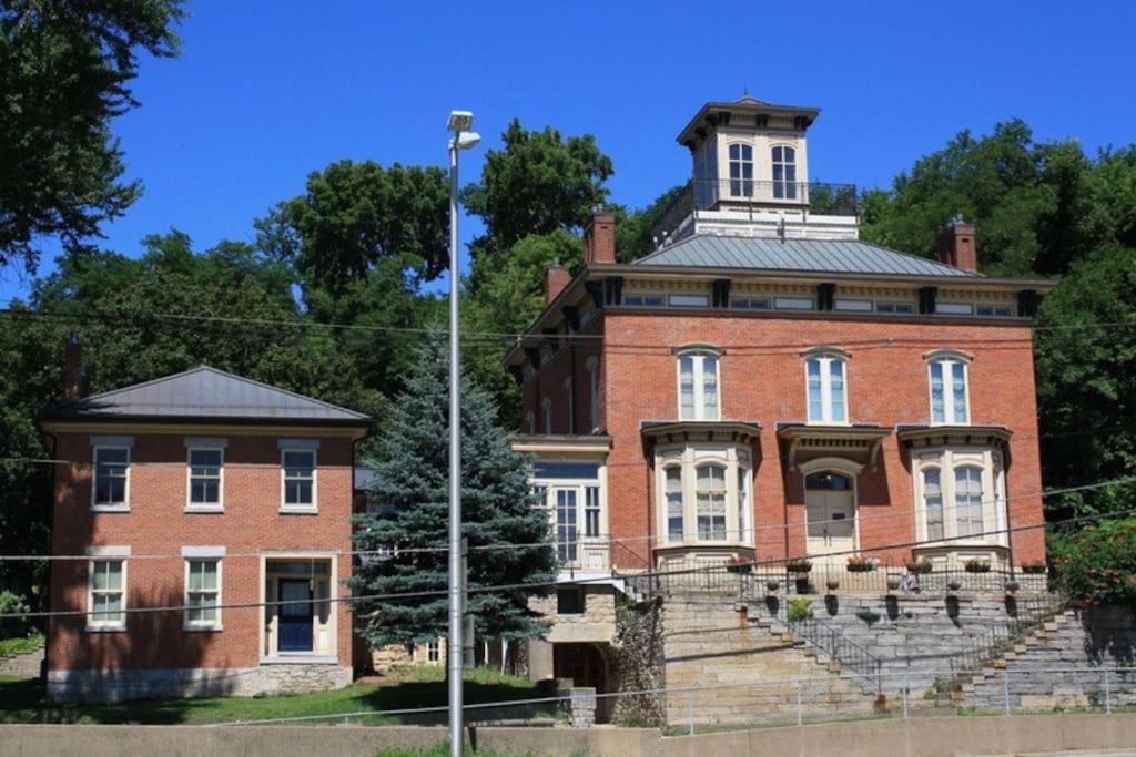 Merry Mansion East Dubuque Exterior photo
