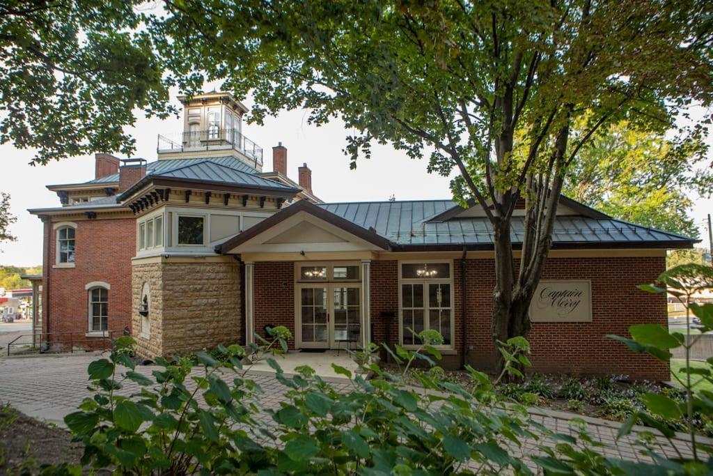 Merry Mansion East Dubuque Exterior photo